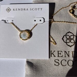 🏐Kendra Scott Volleyball Gold Short Pendant Necklace White Mother Of Pearl New✨